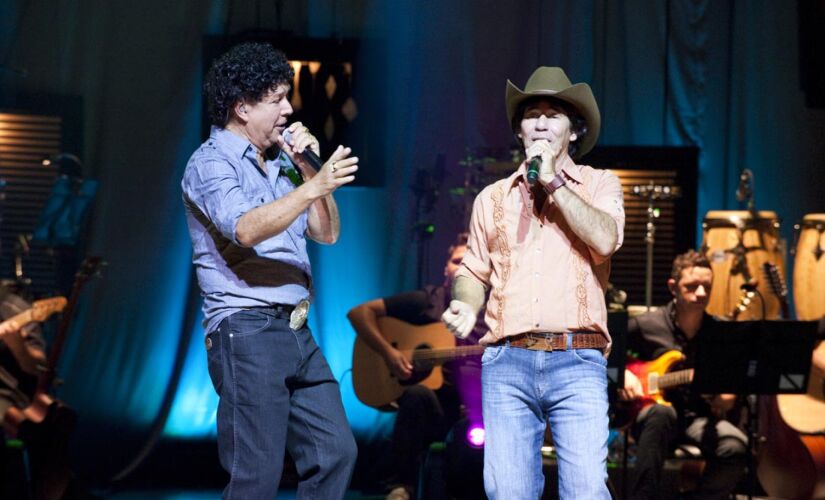 Tradicional dupla de sertanejo clássico Teodoro e Sampaio se apresenta no dia 28 de julho no Centro Municipal de Exposições