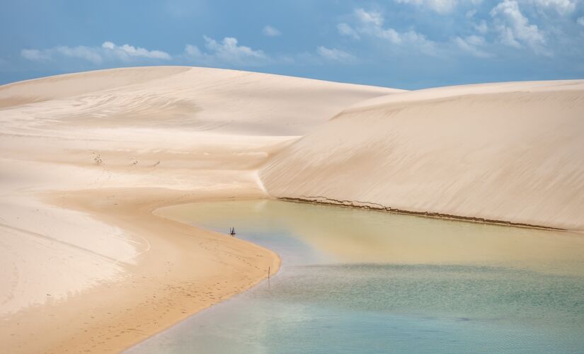 PARQUE NACIONAL DOS LENÇÓIS MARANHENSES.
O parque tem 155 mil hectares, um pouco maior que a área da cidade de São Paulo. Chove bastante entre fevereiro e maio, e a melhor época para visitar é entre maio e setembro - a chuva volumosa cria as lagoas caract