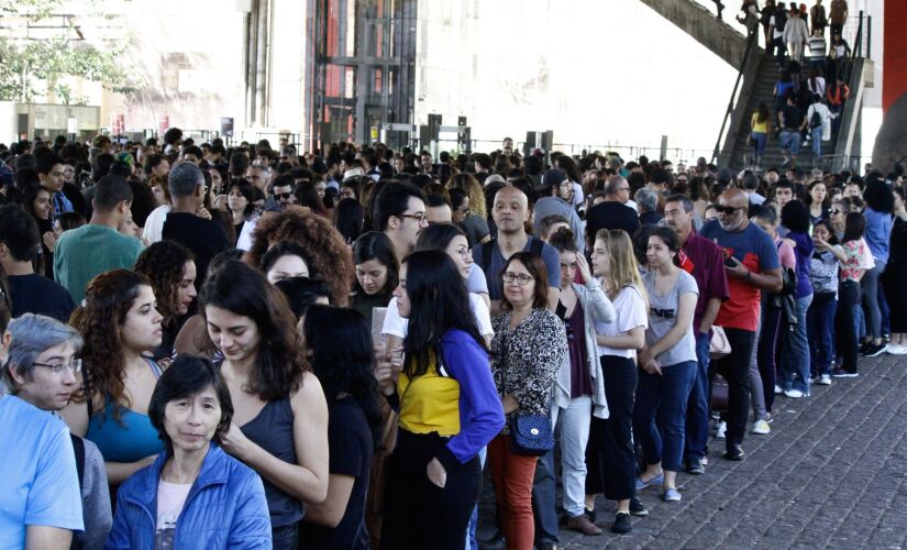 Fila nesta terça era gigantesca; exposição ENTITY_quot_ENTITYTarsila PopularENTITY_quot_ENTITY vai até domingo e é o maior público do museu nos últimos 20 anos