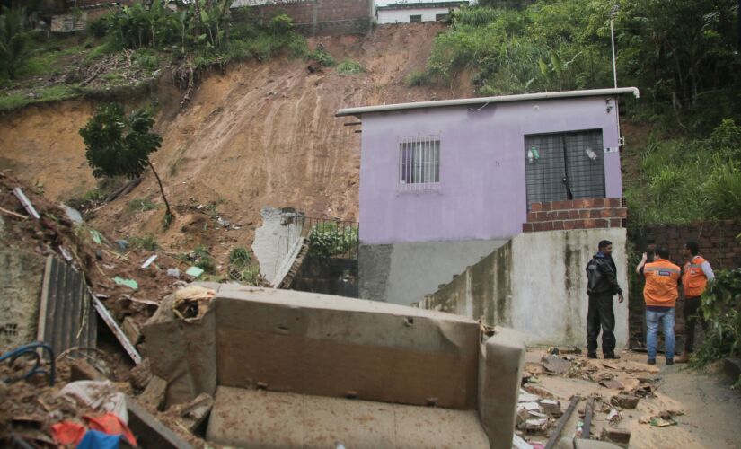 Corpo de Bombeiro confirmou duas mortes na Estrada do Passarinho, na cidade de Olinda