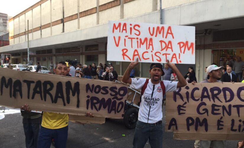 No dia seguinte, manifestantes responsabilizavam os PMs pela morte