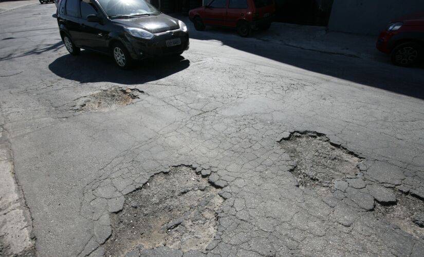 Em um pequeno trecho, a reportagem contou quatro buracos no asfalto da rua Maniçoba