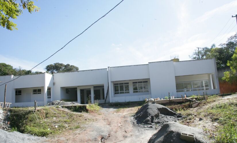Segundo a prefeitura, atualmente é feito serviços de acabamento na unidade de ensino em Itapecerica