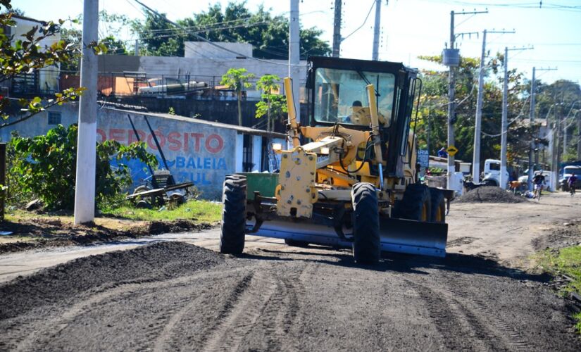 Novo asfalto ecologicamente correto é utilizado em obras de recapeamento no bairro Pegorelli