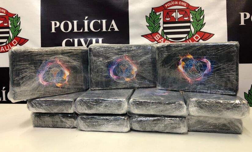 Polícia apreende tijolos de cocaína embalados com o logo do PSG; um casal que estava com a droga foi preso em flagrante 