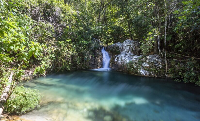 CACHOEIRA DE SANTA BÁRBARA.
Fica cerca de 90km de Alto Paraíso, mas a distância compensa: a queda d'água e a lagoa da cachoeira encantam. É possível nadar no local, mas precisa contratar um guia e a área recebe um número limitado de turistas.
