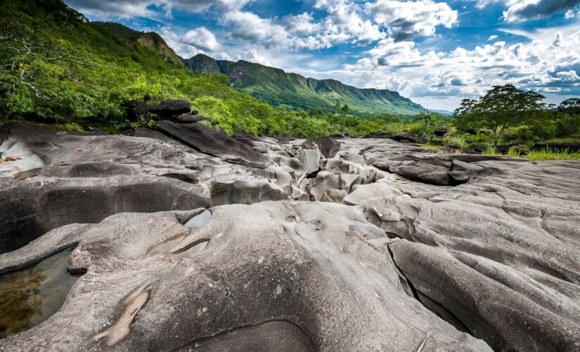 VALE DA LUA. 
O rio São Miguel, ao longo dos séculos, esculpiu essa paisagem singular no terreno rochoso, que se assemelha mesmo a uma paisagem lunar. O Vale fica dentro de uma propriedade privada e a entrada é R$ 20.