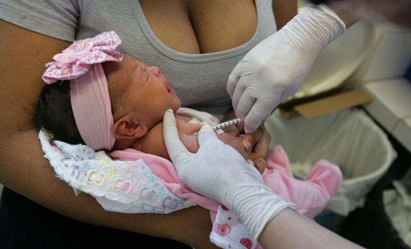 Antes, a 1ª dose da vacina era fornecida para os bebês apenas quando fossem completados os primeiros 12 meses de vida