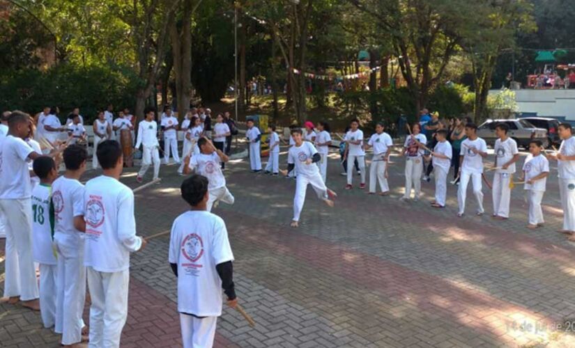 Secretaria de Esportes de Taboão da Serra promove aula aberta 
de capoeira todo o segundo domingo do mês no Pq. das Hortênsias