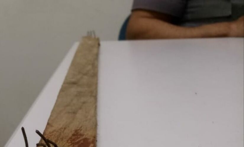 Madeira com pregos utilizada no crime foi apreendida com o suspeito; crime aconteceu na noite de quinta-feira em Sorocaba