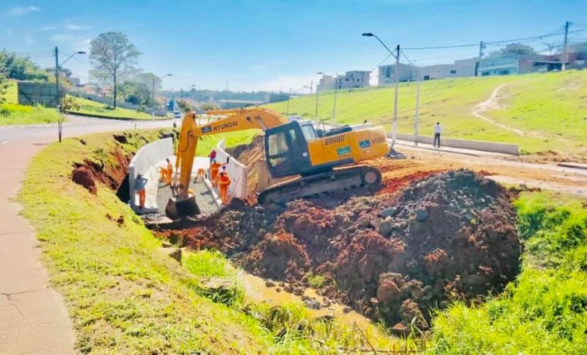  Para a canalização estão sendo utilizadas aduelas de concreto; serviços devem seguir por mais seis meses