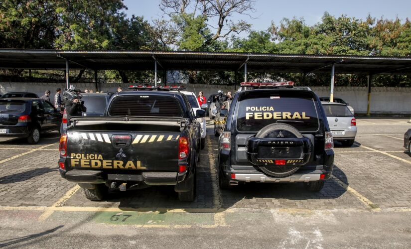 Dois carros clonados com identificação da PF usados no assalto foram achados em avenida de SP