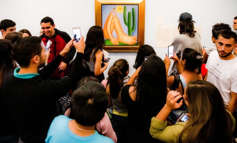 402 mil pessoas foram ver a modernista brasileira, contra 401 mil atraídos pelas telas do impressionista francês em agosto de 1997