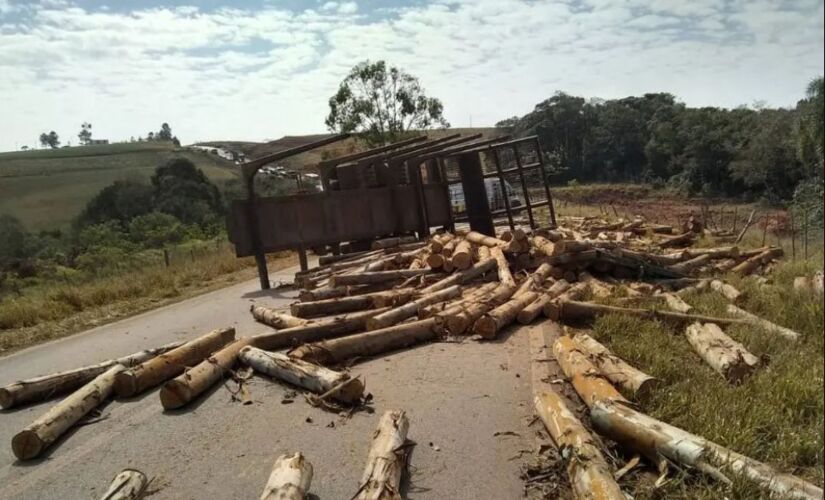 Uma carreta, carregada com toras de madeira, bateu na lateral do ônibus escolar na segunda-feira