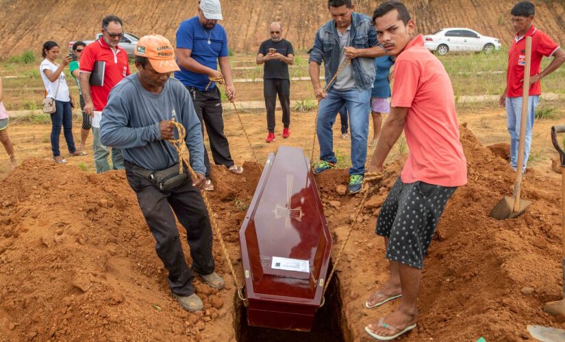 Sepultamento de um dos detentos vítima do massacre que ocorreu no Centro de Recuperação Regional de Altamira, na segunda-feira