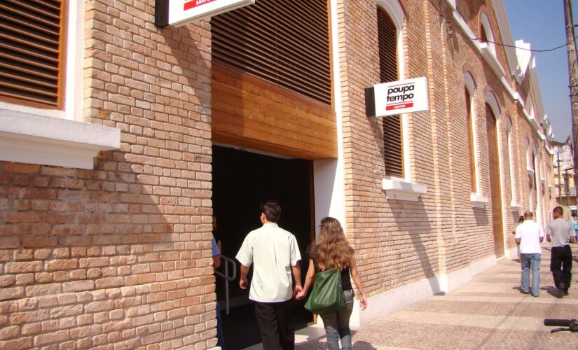 O Poupatempo de Santos, no litoral sul de SP, funciona de segunda a sexta-feira, das 8h às 17h, e aos sábados, das 8h às 13h