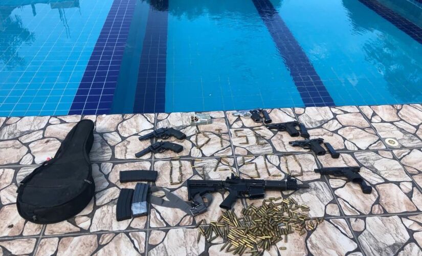 Pistolas, revólveres, fuzil e munições foram apreendidos no local