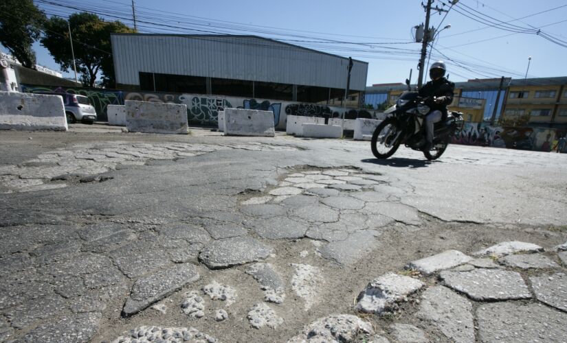 Além dos buracos, deformidades na via também foram encontradas na avenida Jorge Alfredo Camasmie