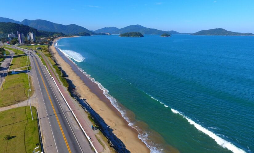 Vista aérea da Praia do Massaguaçu, localizada na região norte da cidade de Caraguatatuba
