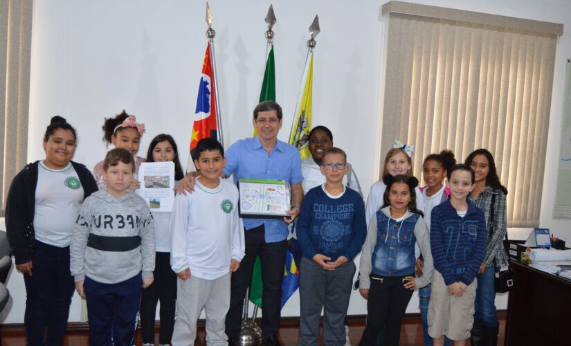 Prefeito Dr. C&aacute;ssio recebe alunos da EMEF Antonio de P&aacute;dua com projetos para o bairro
