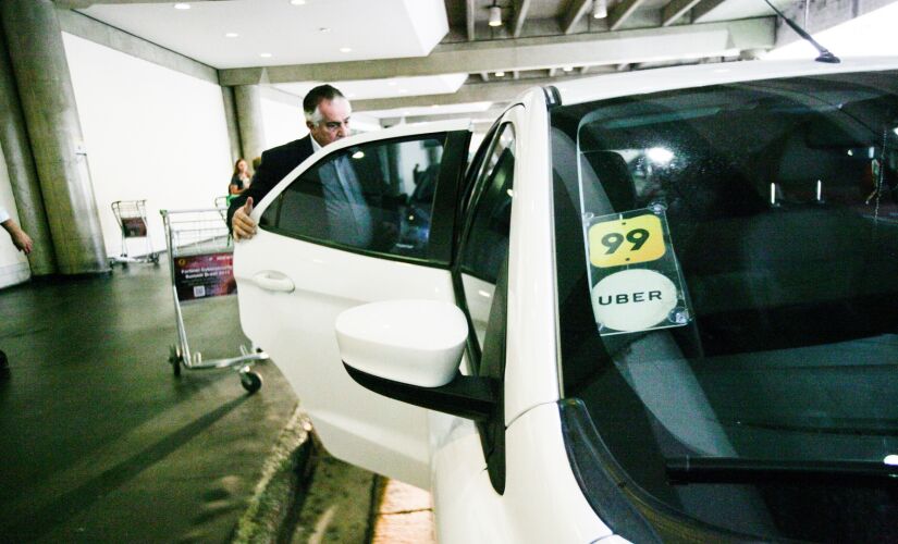 Carro por aplicativo atende passageiro no Aeroporto de Congonhas, na zona sul da cidade de SP