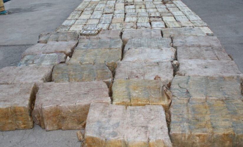 Foto divulgada Polícia Judiciária de Cabo Verde mostra dezenas 
de blocos da droga envoltos em plásticos e sacolas