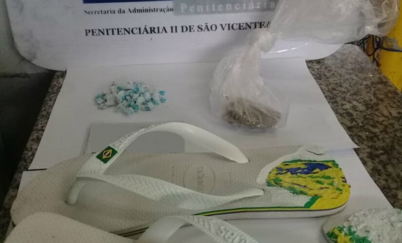 Três mulheres foram presas ao tentar entrar em uma penitenciária com drogas escondidas nos próprios chinelos em São Vicente