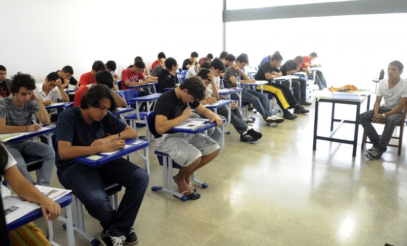 Podem concorrer às bolsas do ProUni, brasileiros sem diploma de curso superior e que tenham participado do Enem 
