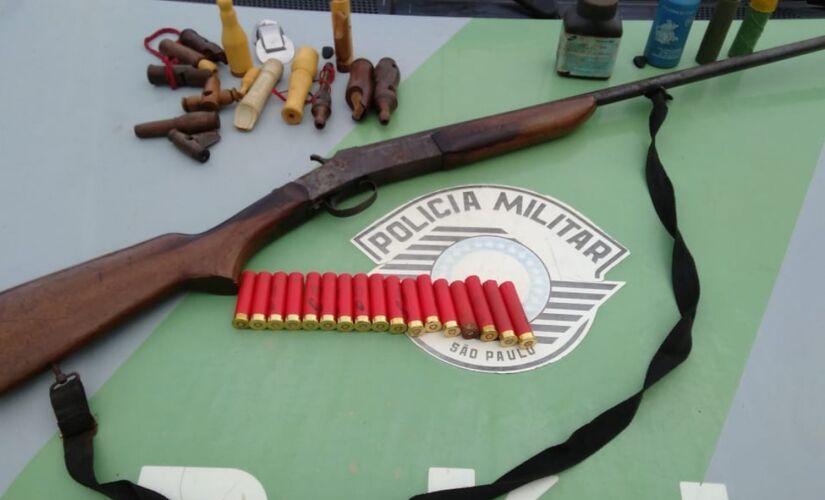 Policiais encontraram as aves e uma espingarda calibre 28, 13 munições intactas e quatro deflagradas, em Pedro de Toledo