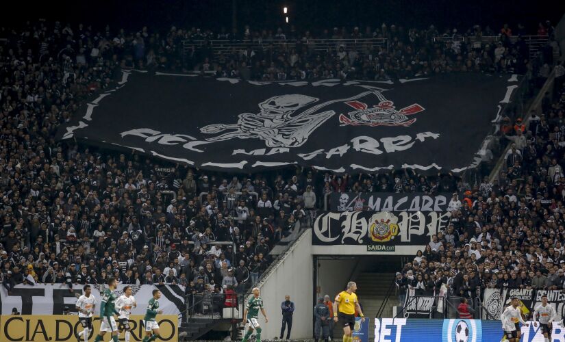 Torcida do Corinthians no jogo contra o Palmeiras; torcedor foi retirado pela PM da arquibancada por xingar Bolsonaro