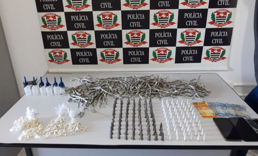 A polícia apreendeu 213 trouxas de maconha, 133 pinos contendo cocaína, 297 pedras de crack e seis vidros de lança perfume