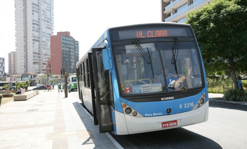 A linha liga o bairro de Pinheiros até a divisa com Diadema e passa pelo Aeroporto de Congonhas