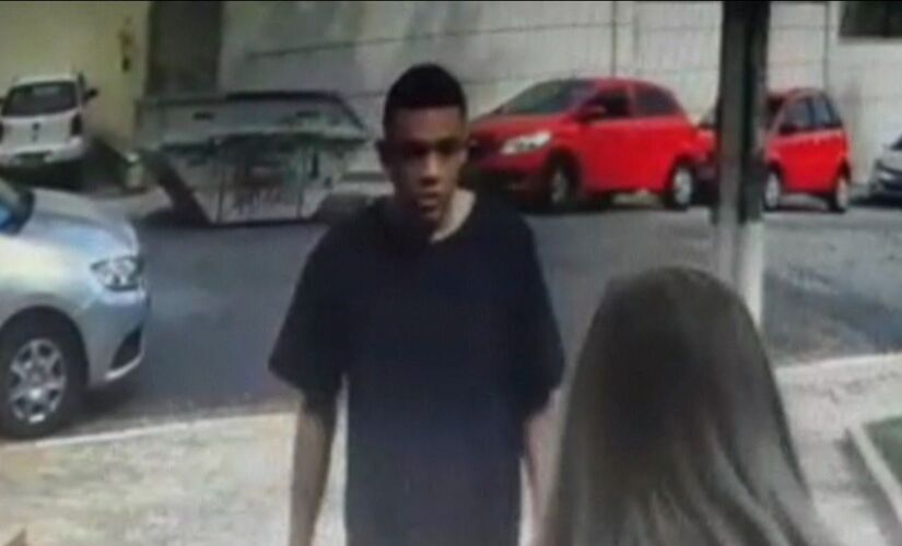 Câmera registrou o momento em que um homem arrancou o colar de uma mulher em Santana, na zona norte da Capital
