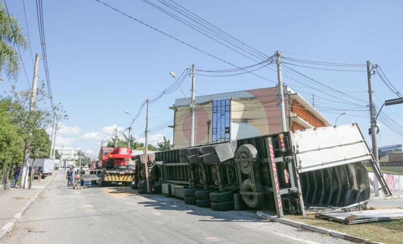 No começo da tarde de ontem, a carreta ainda estava no local; caso foi registrado na delegacia central