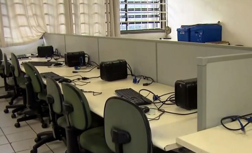 Ao todo, 27 computadores e monitores foram levados pelos bandidos; os mouses, teclados e estabilizadores não foram levados 