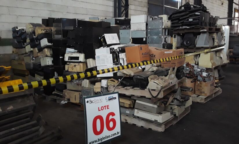 O lote 06 possui computadores, impressoras, cabos, scanners  e estabilizadores de voltagem