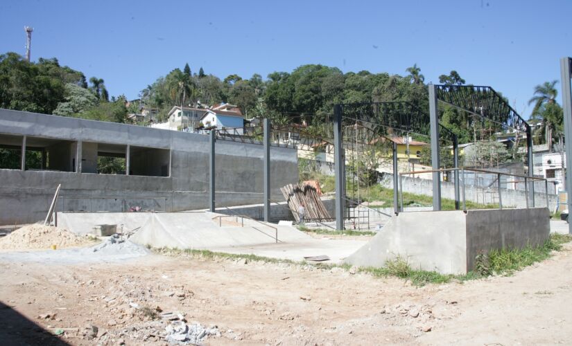 Atualmente os serviços estão concentrados na construção da pista de skate e da quadra de esportes