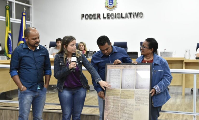 Prefeita Maria das Graças Ferreira, a Gracinha, durante a entrega de documentos de 1805 e 1806 à Câmara de Ilhabela