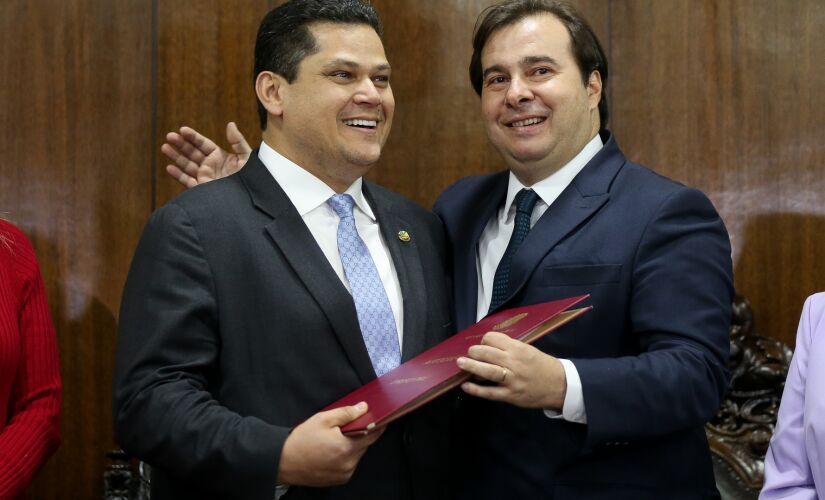 Rodrigo Maia (DEM-RJ) fez a entrega simbólica da PEC da Previdência ao presidente do senado, Davi Alcolumbre (DEM-RJ) 