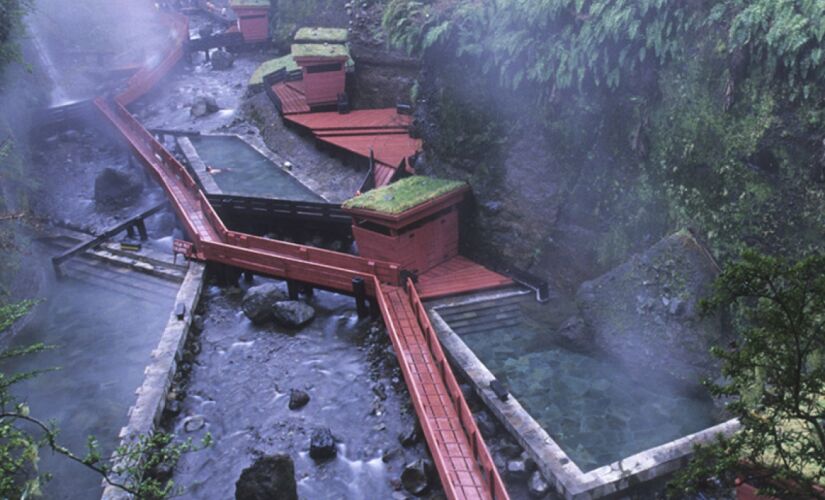Termas Geométricas - Chile
As passarelas foram cuidadosamente projetadas entre as corredeiras de duas cachoeiras - daí vem o nome "geométrico". O vapor d'água das 20 piscinas aquecidas naturalmente é intenso, e quase pode cobrir o campo de visão. As águas
