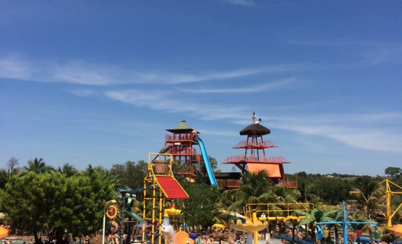 As Thermas dos Laranjais têm atrações para todas as idades, com toboáguas, piscinas para surfe, parque aquático para a criançada (foto) e até piscinas nas quais os turistas nunca afundam