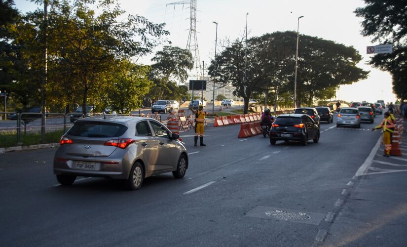 Equipes da CET vão orientar o tráfego na região interditada