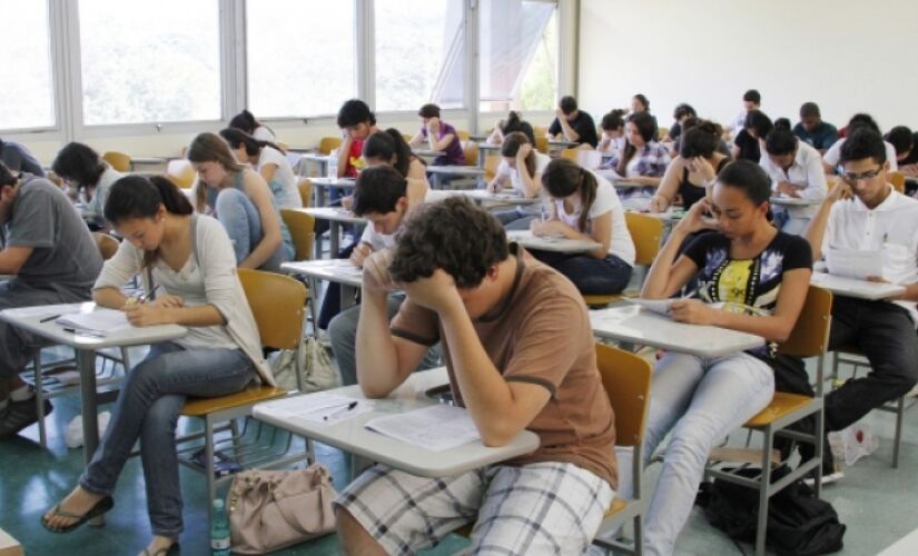 Nesta primeira fase será aplicada a prova de conhecimentos gerais. Serão 90 questões de múltipla escolha de biologia, física, geografia, história, inglês, matemática, português e química (algumas interdisciplinares)