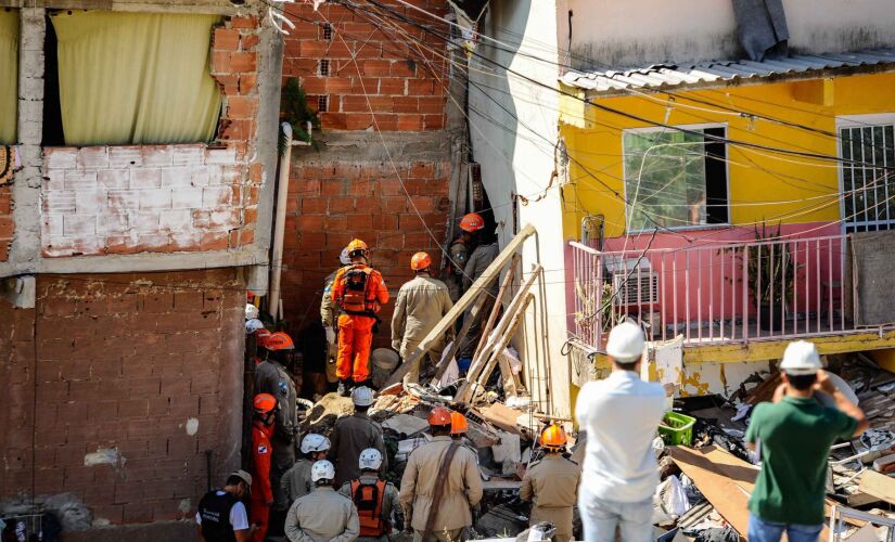 Uma casa desabou na manhã desta segunda-feira em Curicica, na zona oeste do Rio de Janeiro