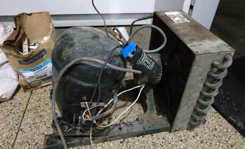 Polícia encontrou uma extensão elétrica, uma chave de catraca, um alicate de pressão, um motor de freezer, casaco e um guarda-chuva