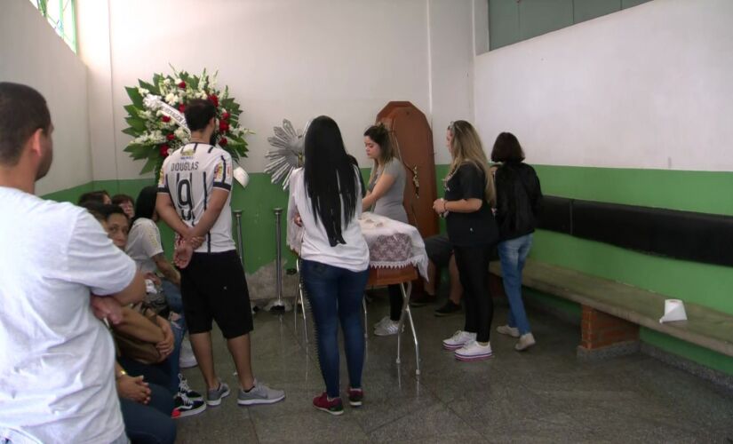 Os irmãos do jogador estavam indignados com o fato do suspeito estar no local do crime após às 22h, já que cumpria prisão domiciliar