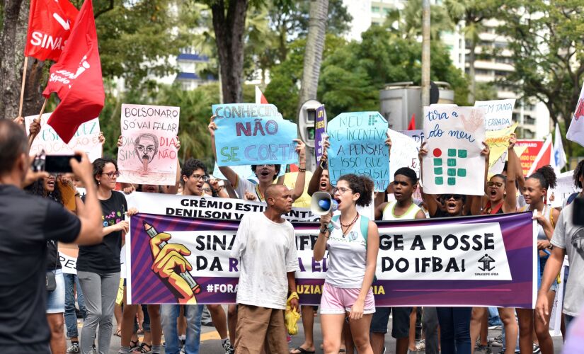 Estudantes, professores e outras categorias da sociedade civil participaram de manifestação em Salvador na manhã de ontem