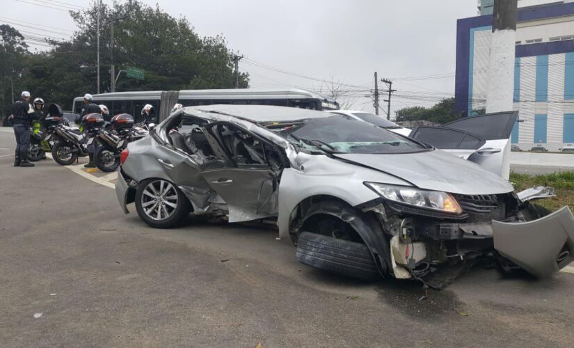 Acidente aconteceu por volta das 5h30; relatos apontam que veículo trafegava em alta velocidade