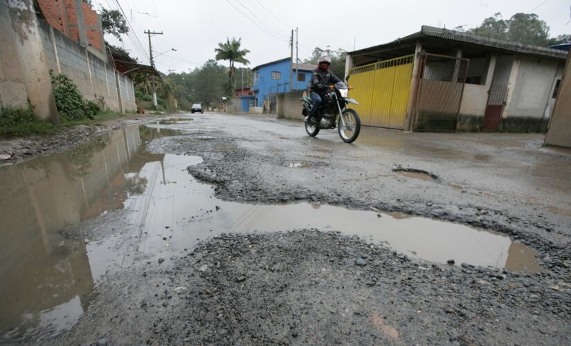 Moradores e motoristas criticam a falta de pavimentação na estrada Kaiko, na Grande São Paulo