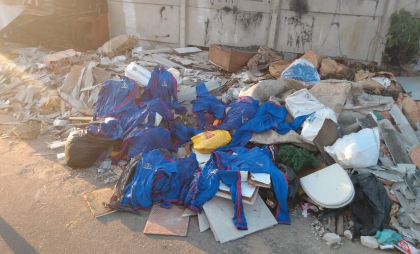 Uniformes escolares com o logo da Prefeitura de Guarulhos foram encontrados com entulho em rua de Arujá, também na Grande SP